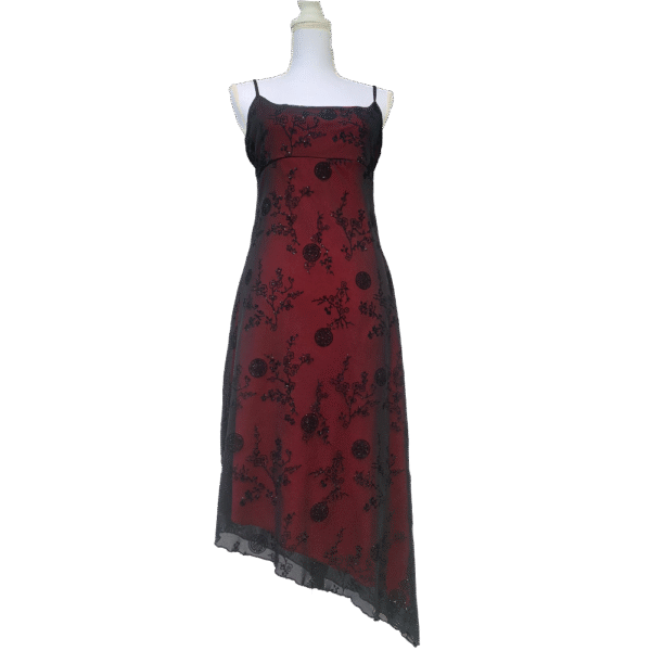 Robe rouge asymétrique fleurie goth