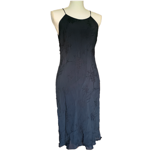 Robe noir à broderies fleurie